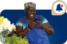 Mujer viendo teléfono sonriendo