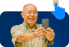Adulto mayor viendo teléfono