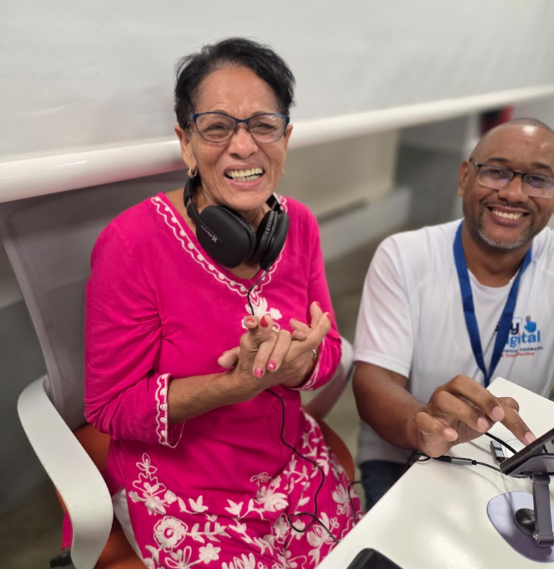 Participante celebra durante una jornada Soy Digital acompañada por un facilitador